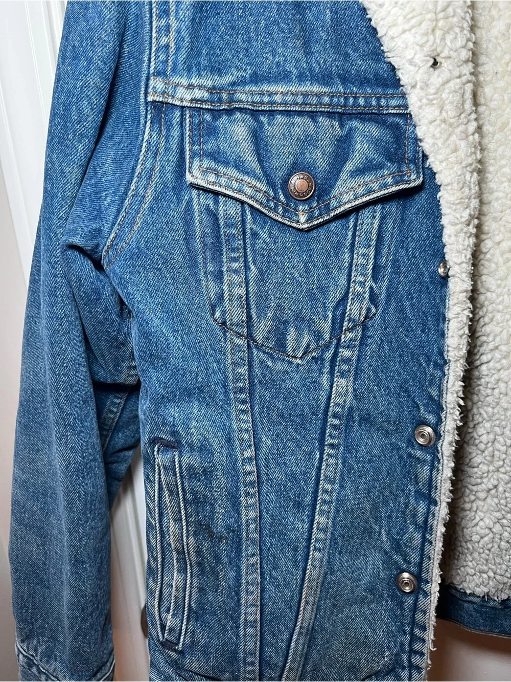 Plain Pockets Vintage Classic Blue Denim Jean Jacket with Cream Sherpa Lining